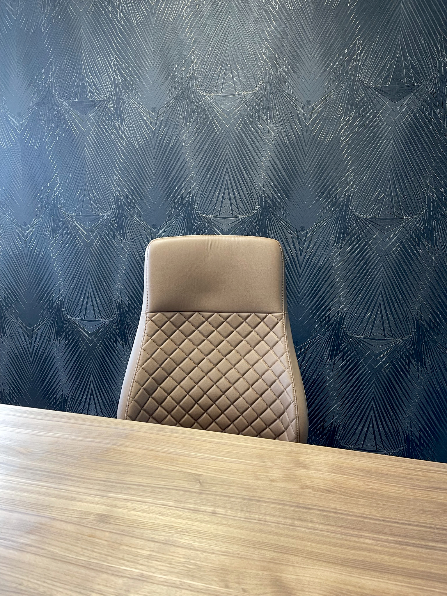 Bureau haut de gamme avec papier peint Roberto Cavalli, fauteuil en cuir et mobilier en noyer à Angers